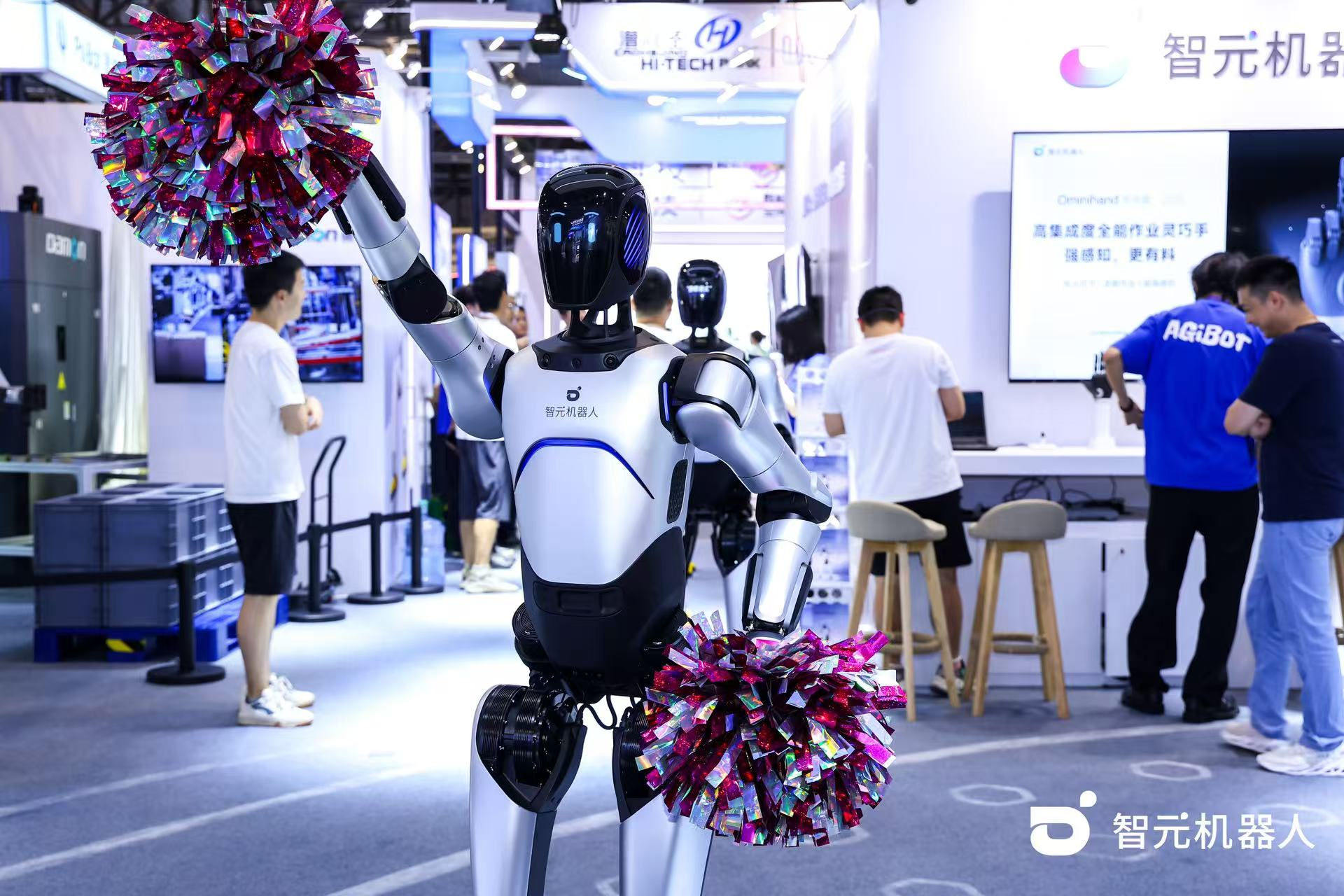 mile米乐机器人 WAIC 首日展台火爆，机器人家族集体打工忙不停